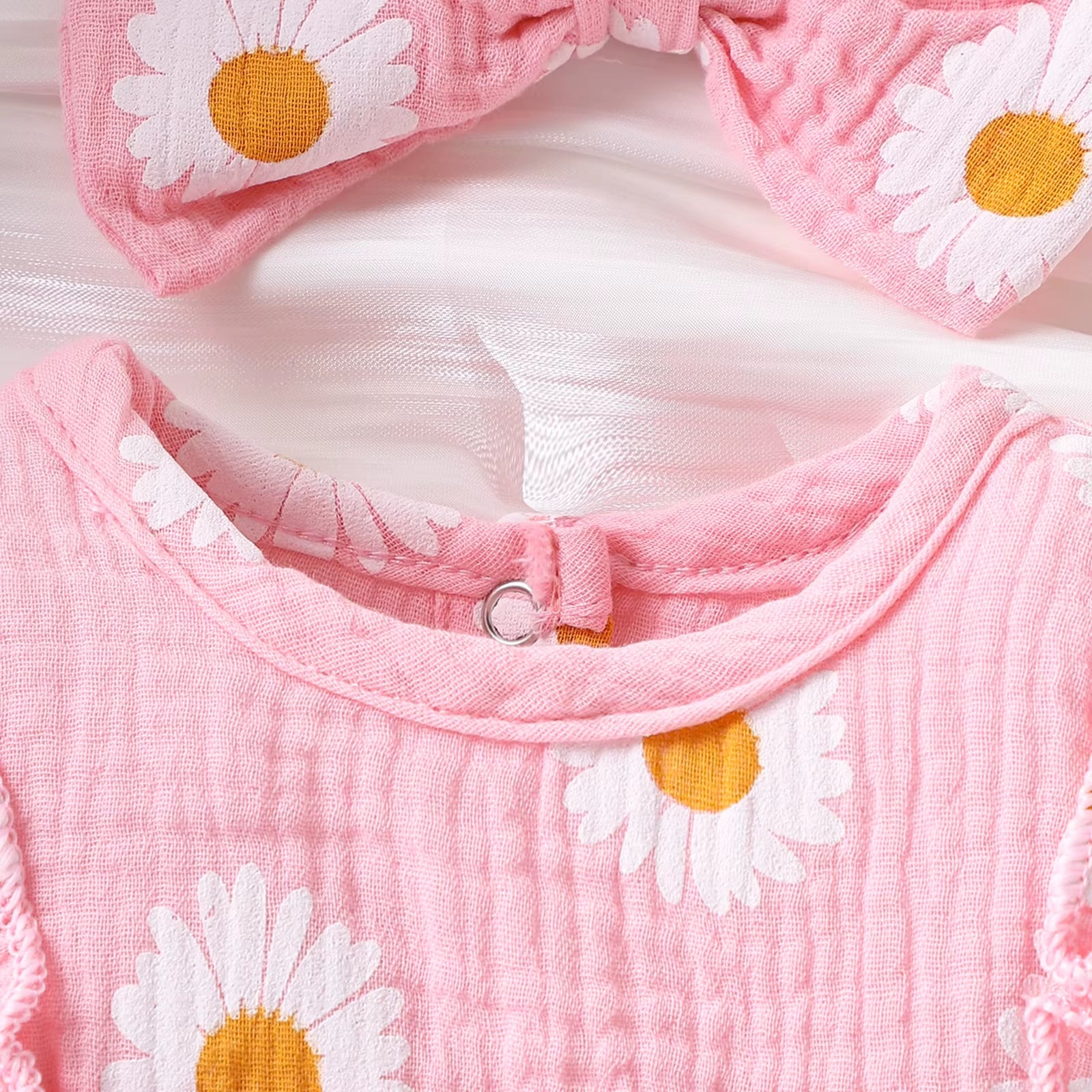 Daisy Whispers – Baby Girl Bubble Sleeve Lace Romper